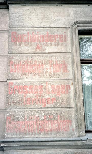 Görlitz, Elisabethstr. 28, 29.4.1996 (2).jpg - Buchbinderei & Contobücher-Fabrik. Grosses Lager fertiger Geschäftsbücher (in Rot) / Werkstatt für kunstgewerbliche Arbeiten, Leder..., Hamburg (in Braun)